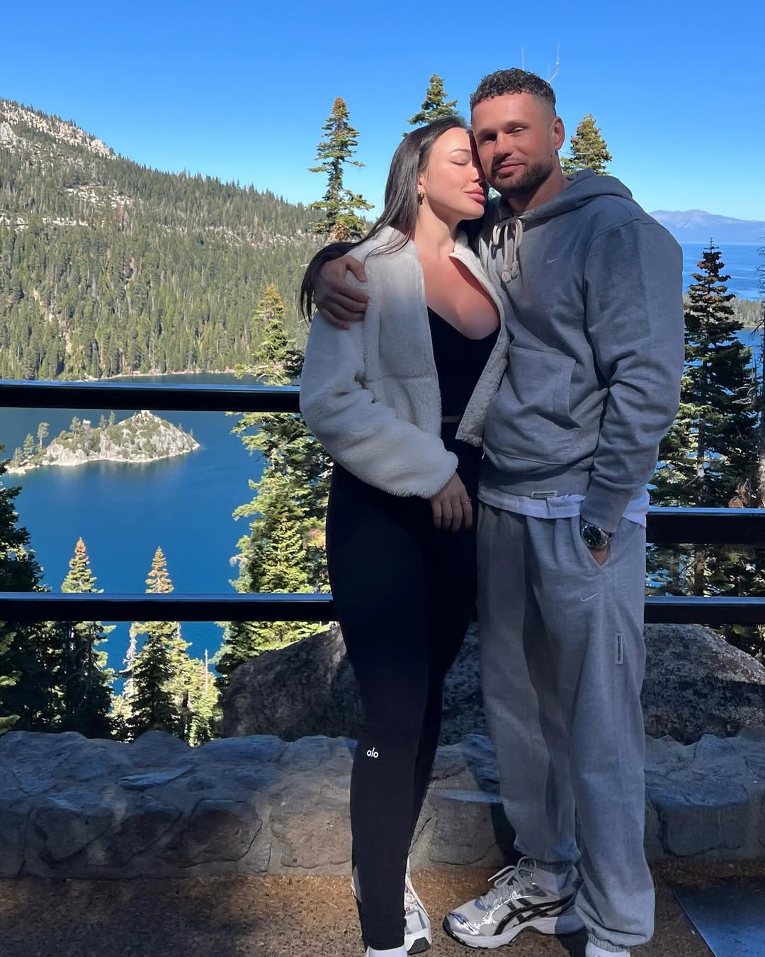 Звезда "Холостяка" выходит замуж: фото роскошного кольца с бриллиантом