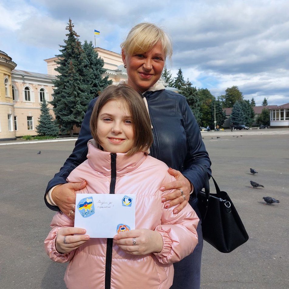 Хоче, щоб тато повернувся з полону: українка обстригла довге волосся, щоб допомогти ЗСУ