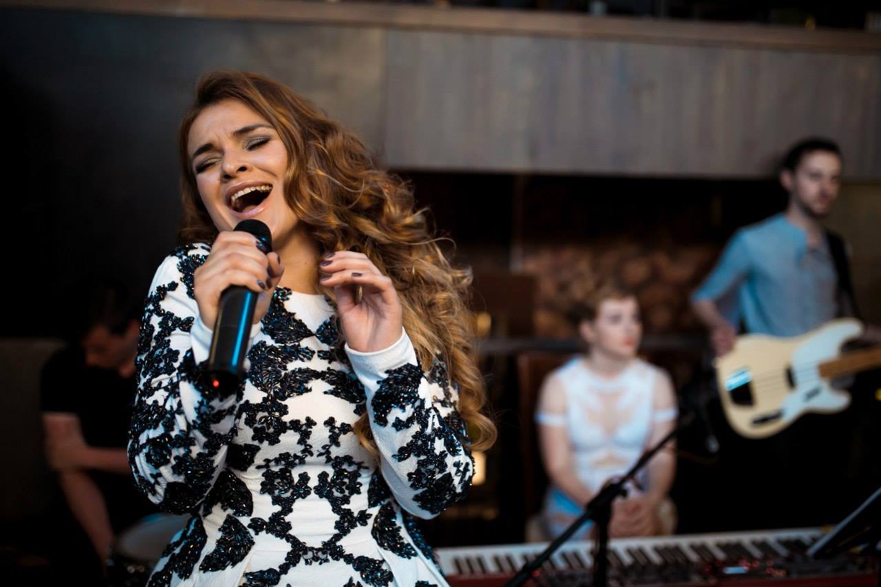 Співає і працює стоматологом: як зараз виглядає переможниця "Шансу" Олеся Киричук (фото)