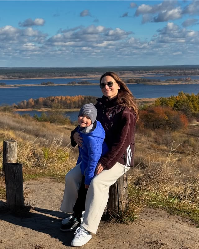 "Сперечались хто із нас прийомний". Зірка "Спіймати Кайдаша" пригадала дитинство з братом (фото)