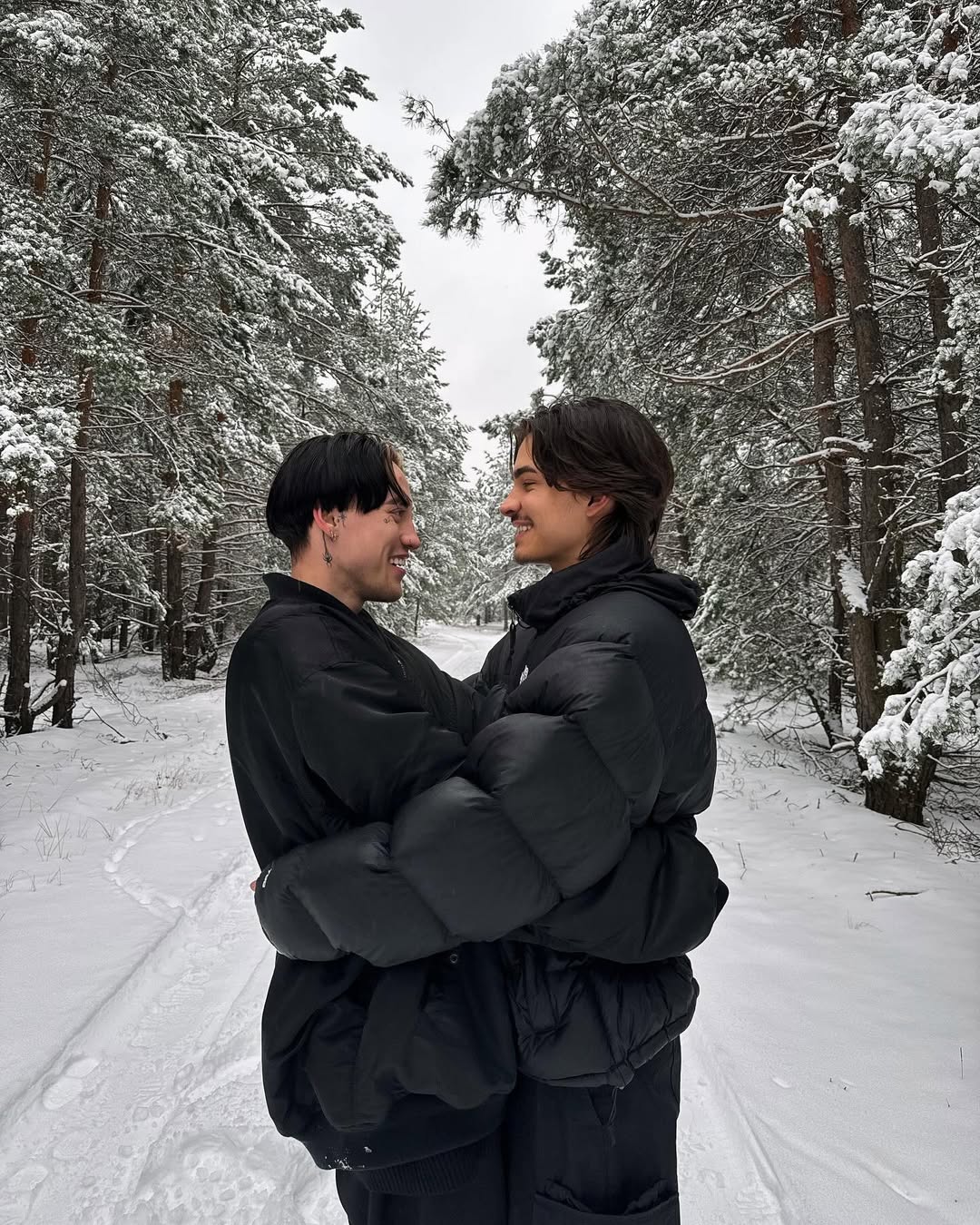 Відомий тіктокер похизувався розкішним подарунком для свого нареченого (відео)