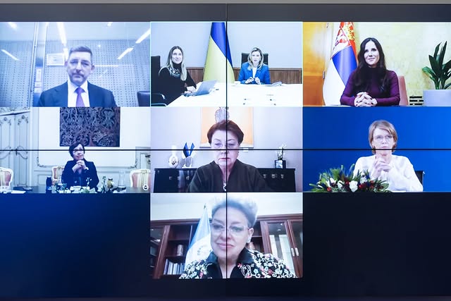 Яскравий костюм та особлива брошка. Зеленська показала новий лаконічний аутфіт (фото)