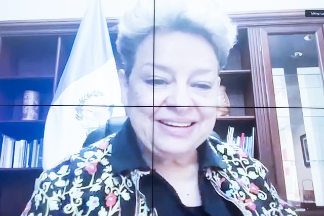 Яскравий костюм та особлива брошка. Зеленська показала новий лаконічний аутфіт (фото)