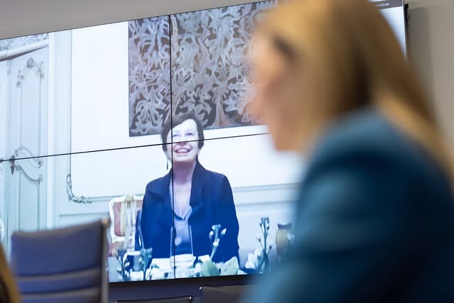 Яскравий костюм та особлива брошка. Зеленська показала новий лаконічний аутфіт (фото)