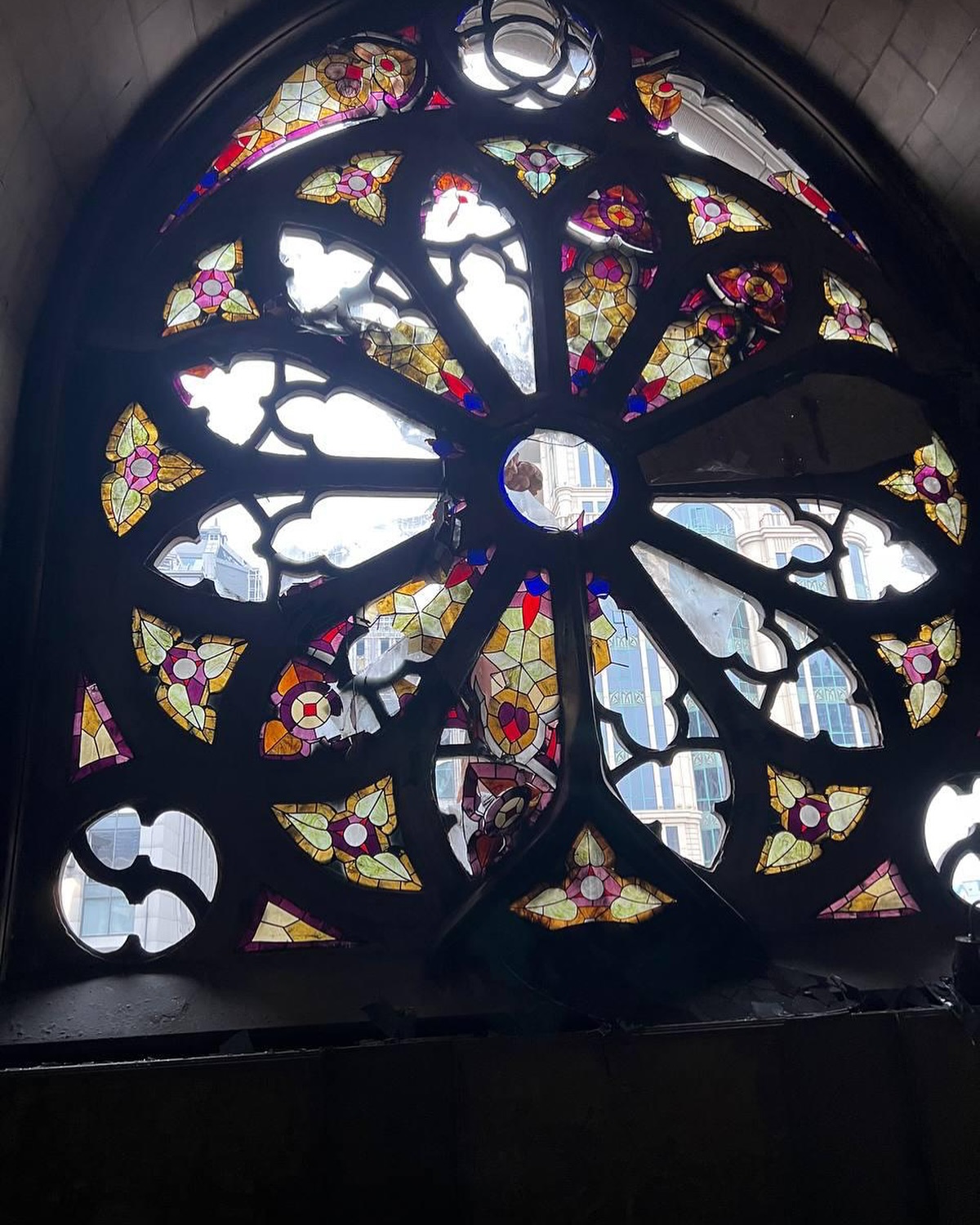 Який вигляд має костел Святого Миколая після ранкового обстрілу Києва: фото