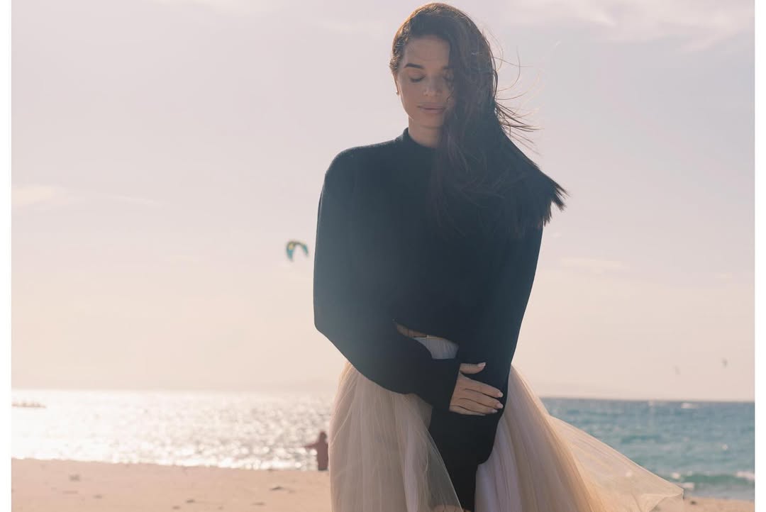 Пышная юбка и свитер: жена Усика показала образ для вечеринки или на каждый день