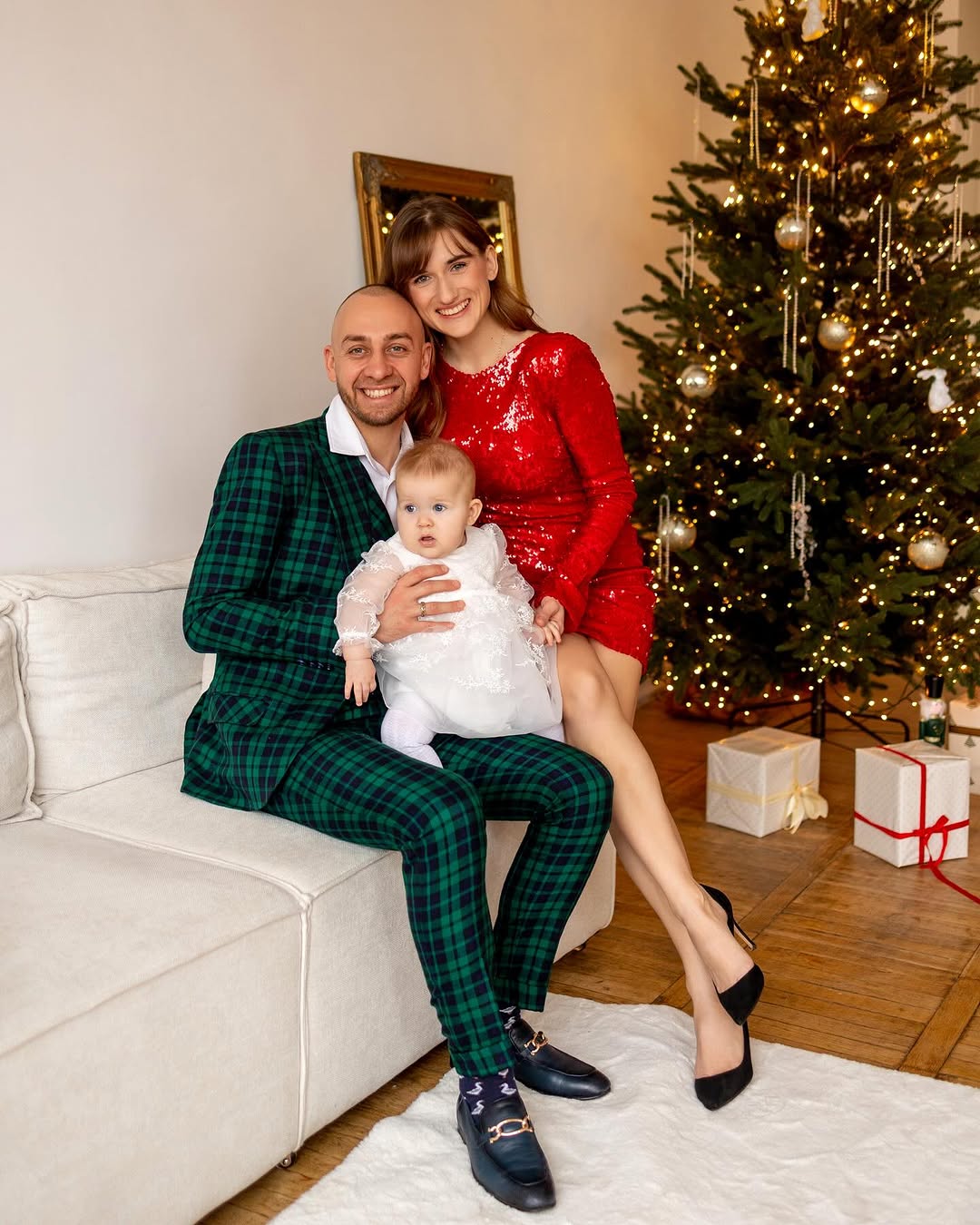 Блеск, кружева и пайетки: украинские звезды в восторге от этих фасонов платьев на Новый год 2025