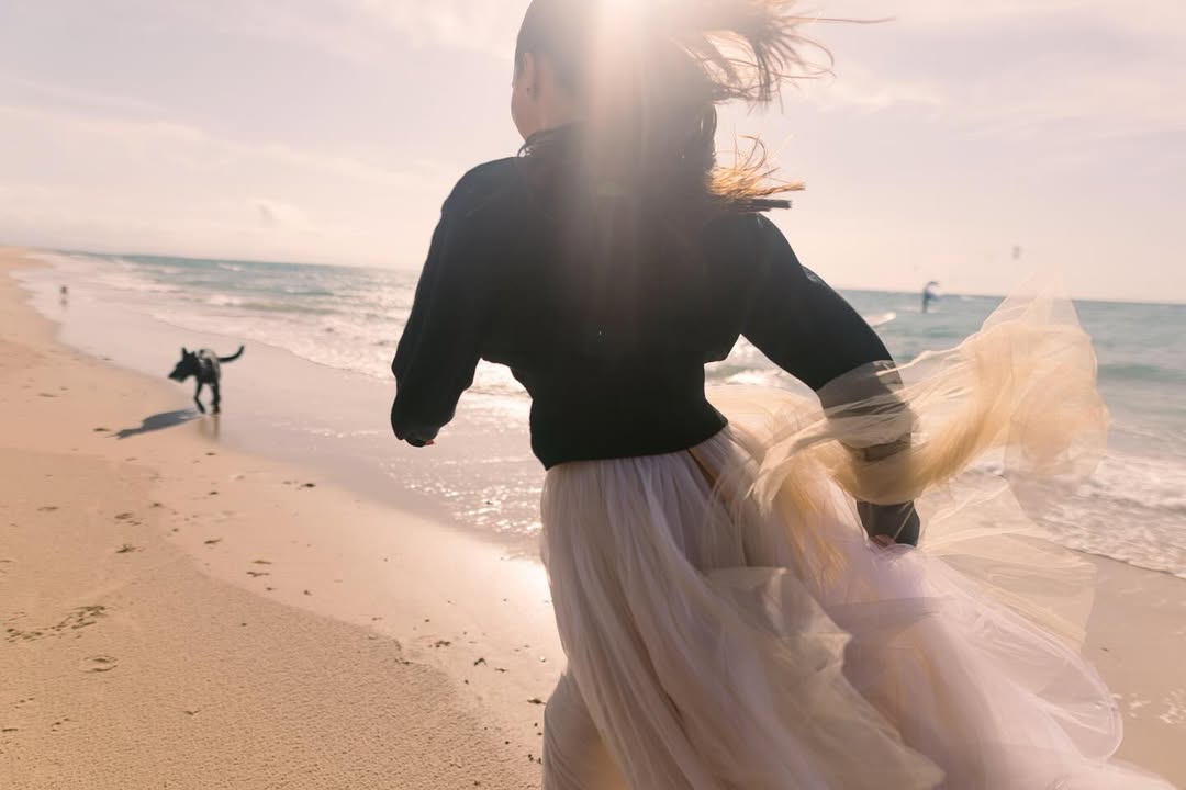 Пышная юбка и свитер: жена Усика показала образ для вечеринки или на каждый день