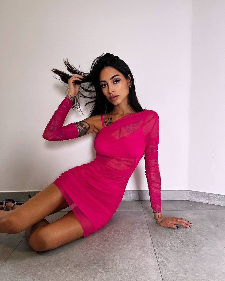 Тіна Кароль показала ідеальну сукню для літа: з вирізами, драпіруванням і яскравим акцентом