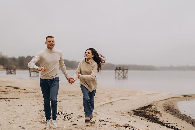 "Сперечались хто із нас прийомний". Зірка "Спіймати Кайдаша" пригадала дитинство з братом (фото)