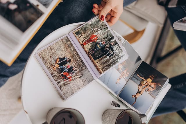 "Сперечались хто із нас прийомний". Зірка "Спіймати Кайдаша" пригадала дитинство з братом (фото)