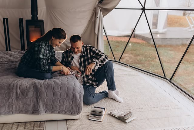 "Сперечались хто із нас прийомний". Зірка "Спіймати Кайдаша" пригадала дитинство з братом (фото)