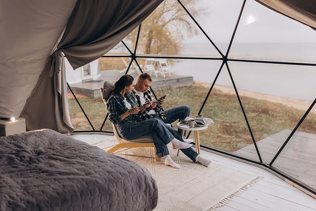 "Сперечались хто із нас прийомний". Зірка "Спіймати Кайдаша" пригадала дитинство з братом (фото)