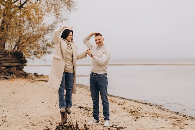 "Сперечались хто із нас прийомний". Зірка "Спіймати Кайдаша" пригадала дитинство з братом (фото)