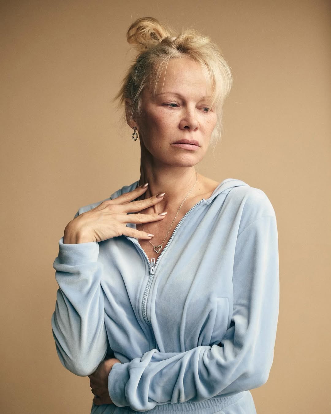 Естественность - в тренде: 5 звезд, которые отказались от макияжа в реальной жизни