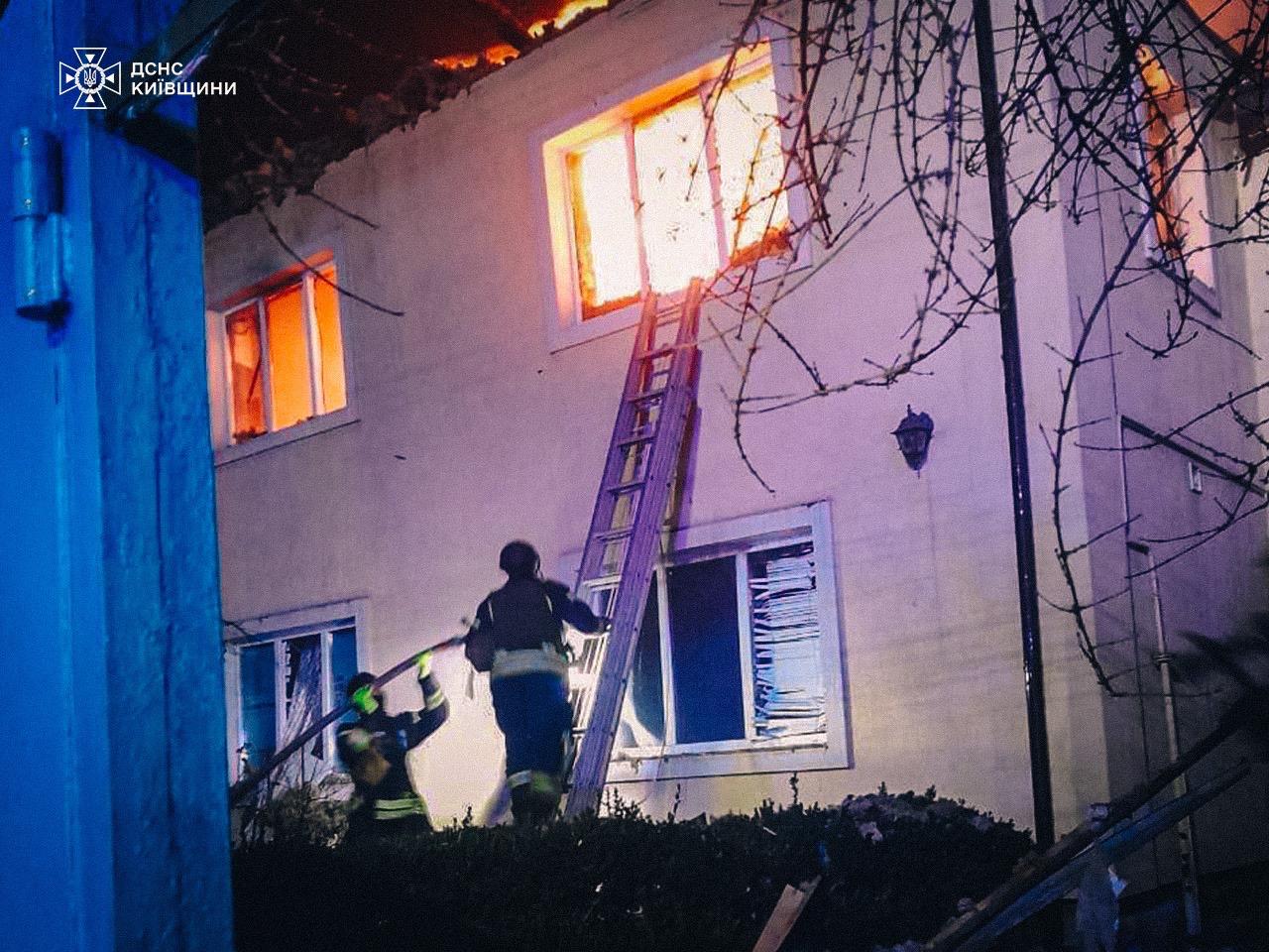 Пожежа в багатоповерхівці в Глевасі, вирва під Львовом: все про наслідки нальоту "Шахедів"