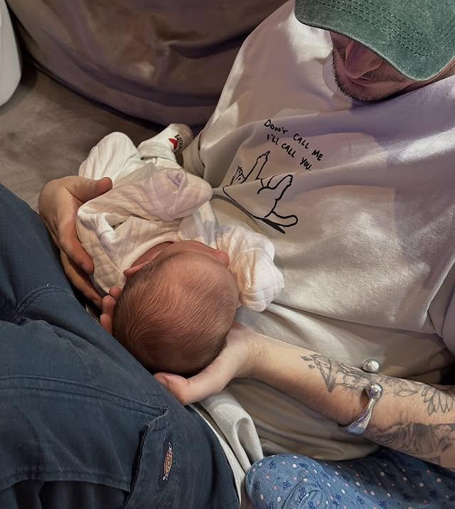 Позитив, який став батьком, показав зворушливі фото новонародженої донечки