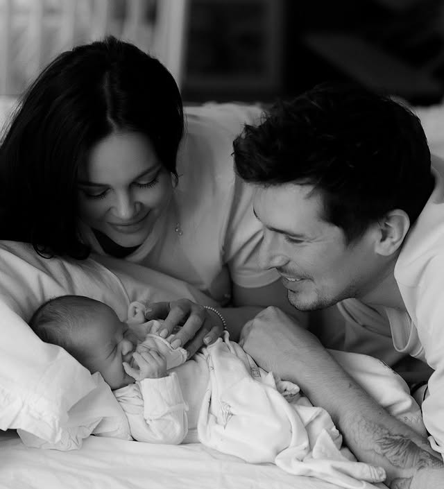 Позитив, який став батьком, показав зворушливі фото новонародженої донечки