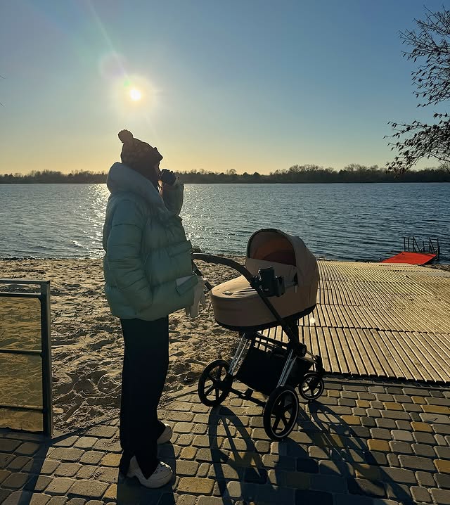 Позитив, який став батьком, показав зворушливі фото новонародженої донечки