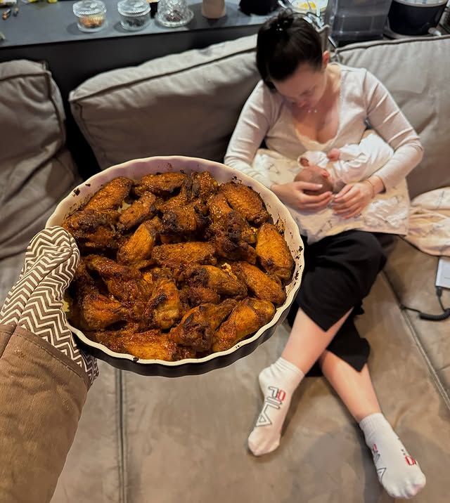 Позитив, який став батьком, показав зворушливі фото новонародженої донечки