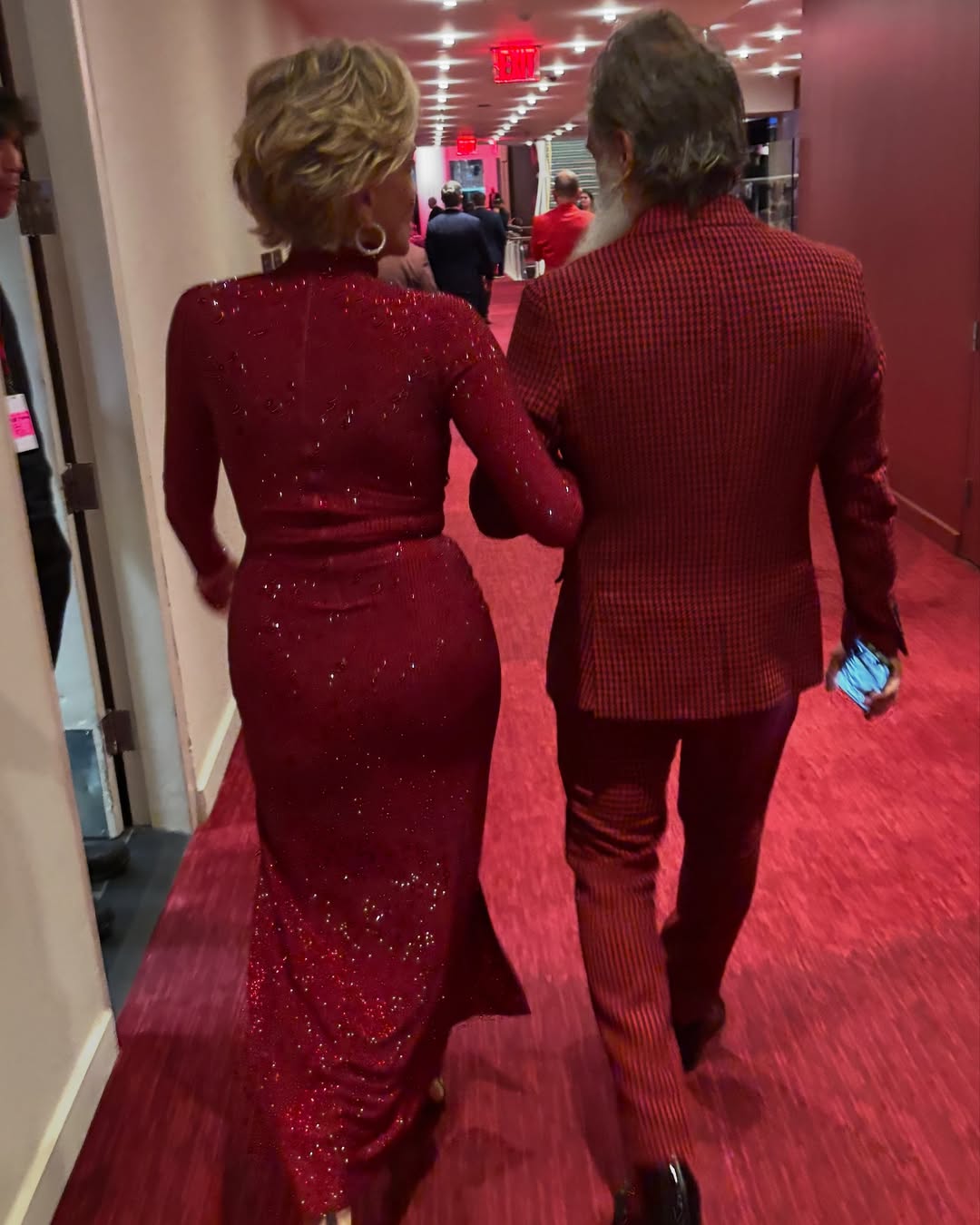 66-річна Шерон Стоун в яскравій сукні з розрізом приголомшила стрункою фігурою