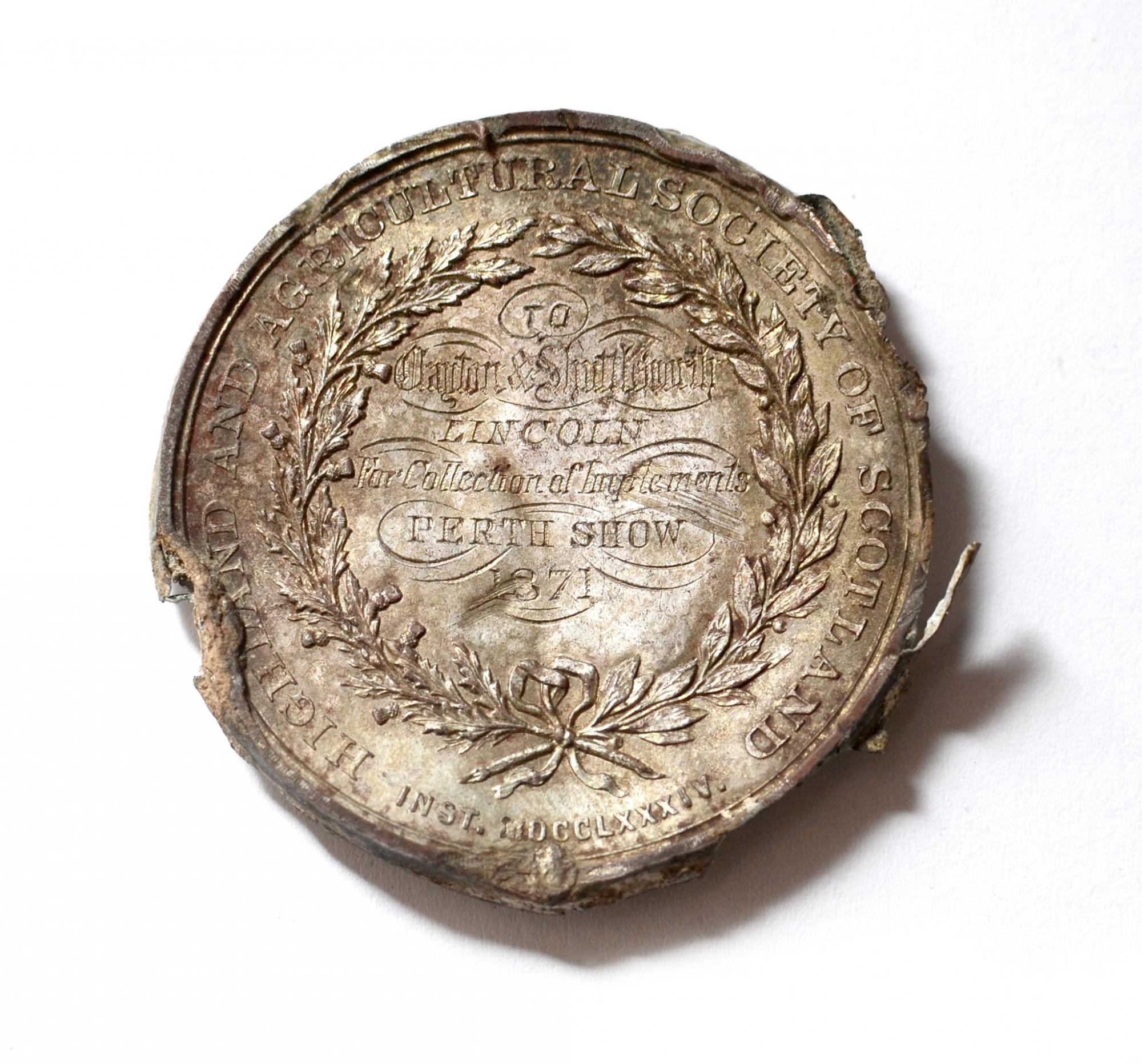 На території стародавнього монастиря біля Дніпра знайшли загадкову шотландську медаль: як вона туди потрапила?