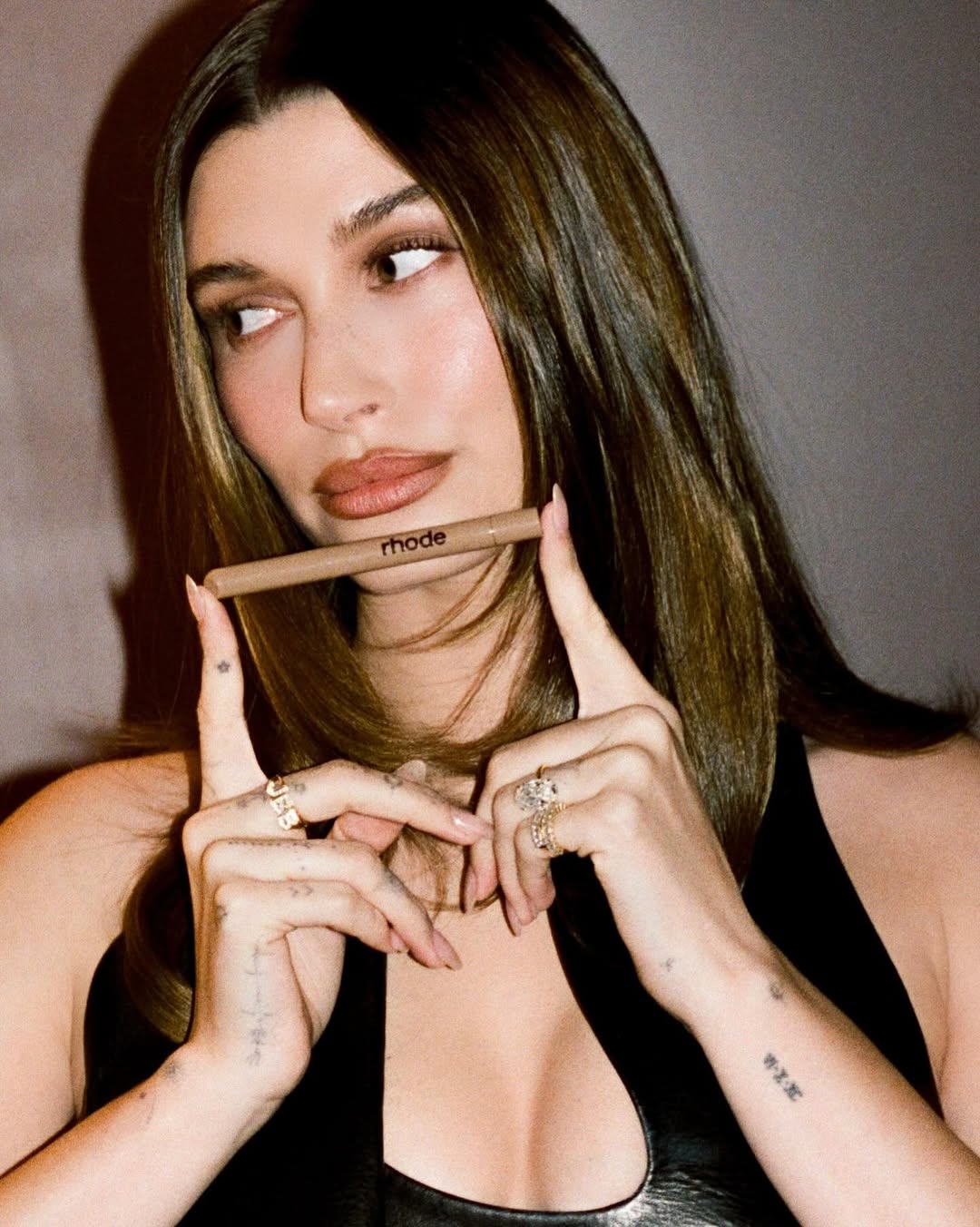 Хейли Бибер ищет покупателя для бренда косметики Rhode: бизнес могут оценить в миллиард