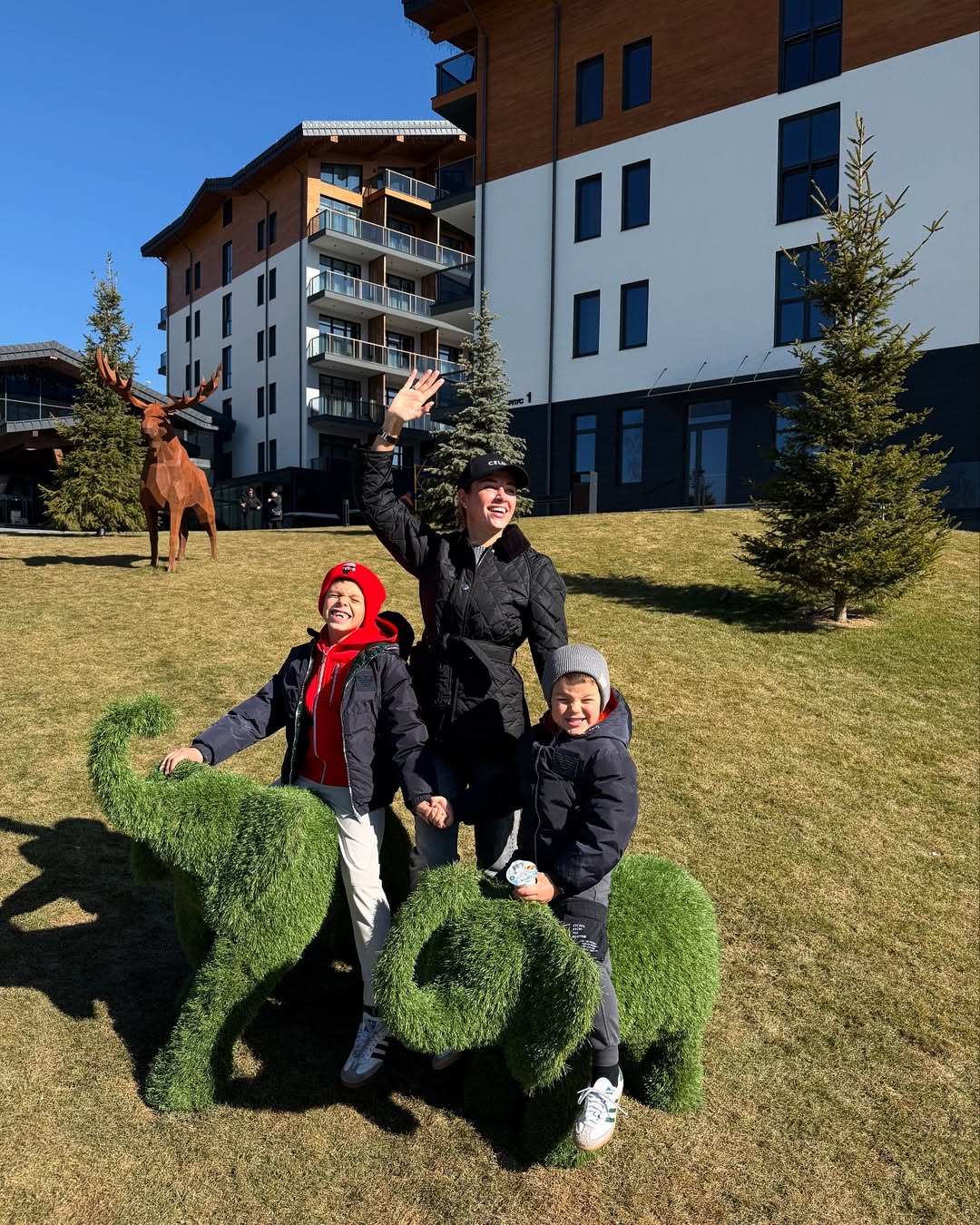 Дружина Решетніка засвітила "лакшері-лук" на відпочинку з дітьми: куртка від Burberry, кепка - від Celine (фото)