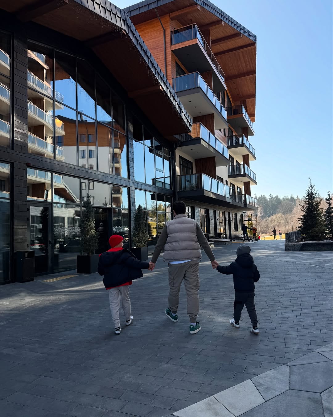 Дружина Решетніка засвітила "лакшері-лук" на відпочинку з дітьми: куртка від Burberry, кепка - від Celine (фото)