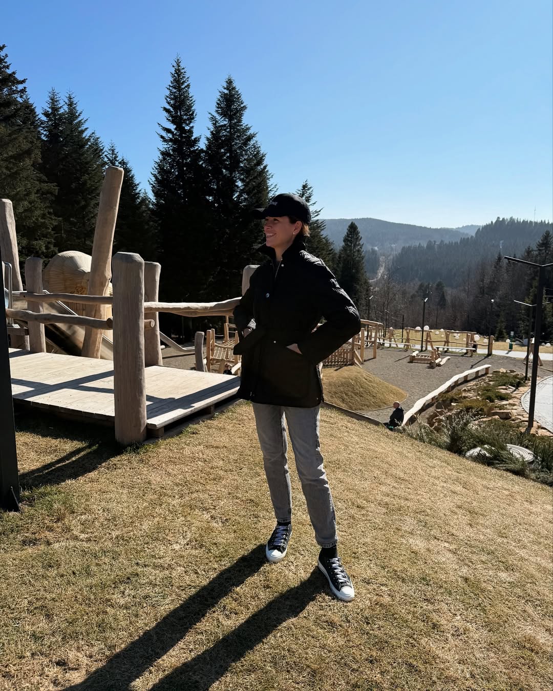 Жена Решетника засветила "лакшери-лук" на отдыхе с детьми: куртка от Burberry, кепка - от Celine (фото)