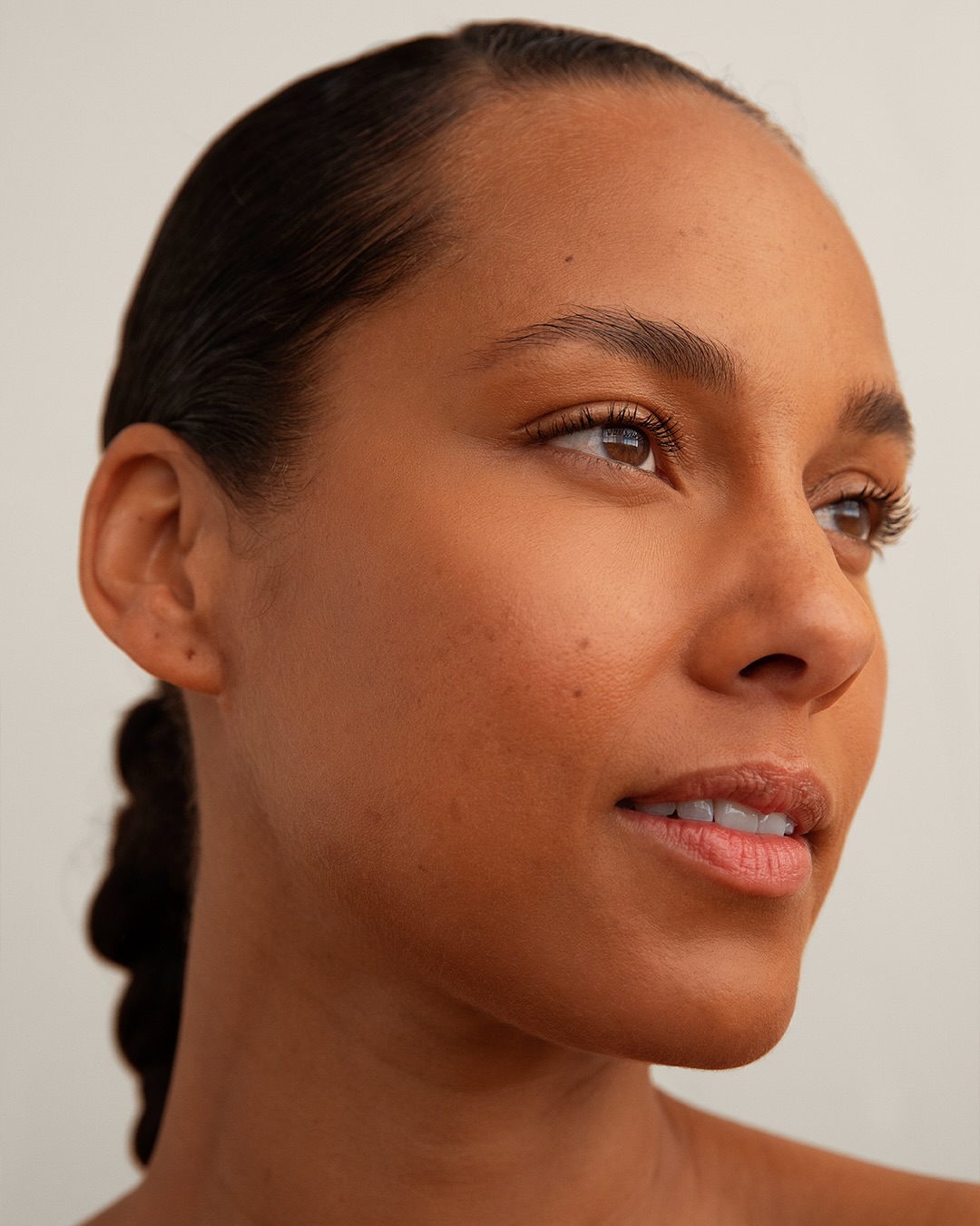 Естественность - в тренде: 5 звезд, которые отказались от макияжа в реальной жизни