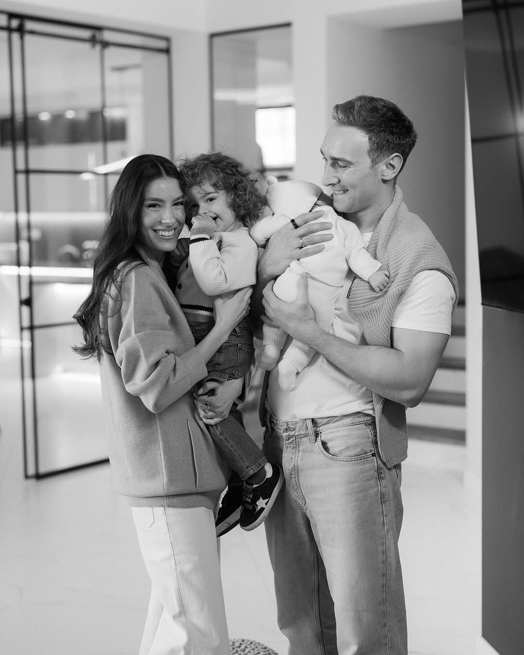 Вперше після народження доньки: зірка "Холостяка" Іраклі Макацарія розчулив фото з дітьми