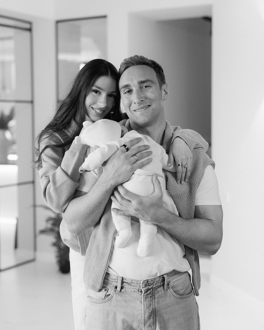 Вперше після народження доньки: зірка "Холостяка" Іраклі Макацарія розчулив фото з дітьми