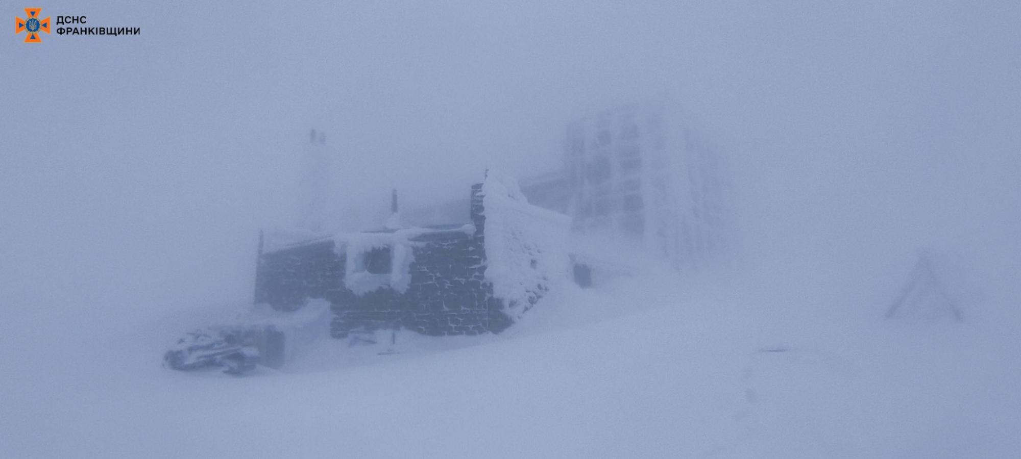 Зима повернулась: у Карпатах -15 градусів, сніг і штормовий вітер