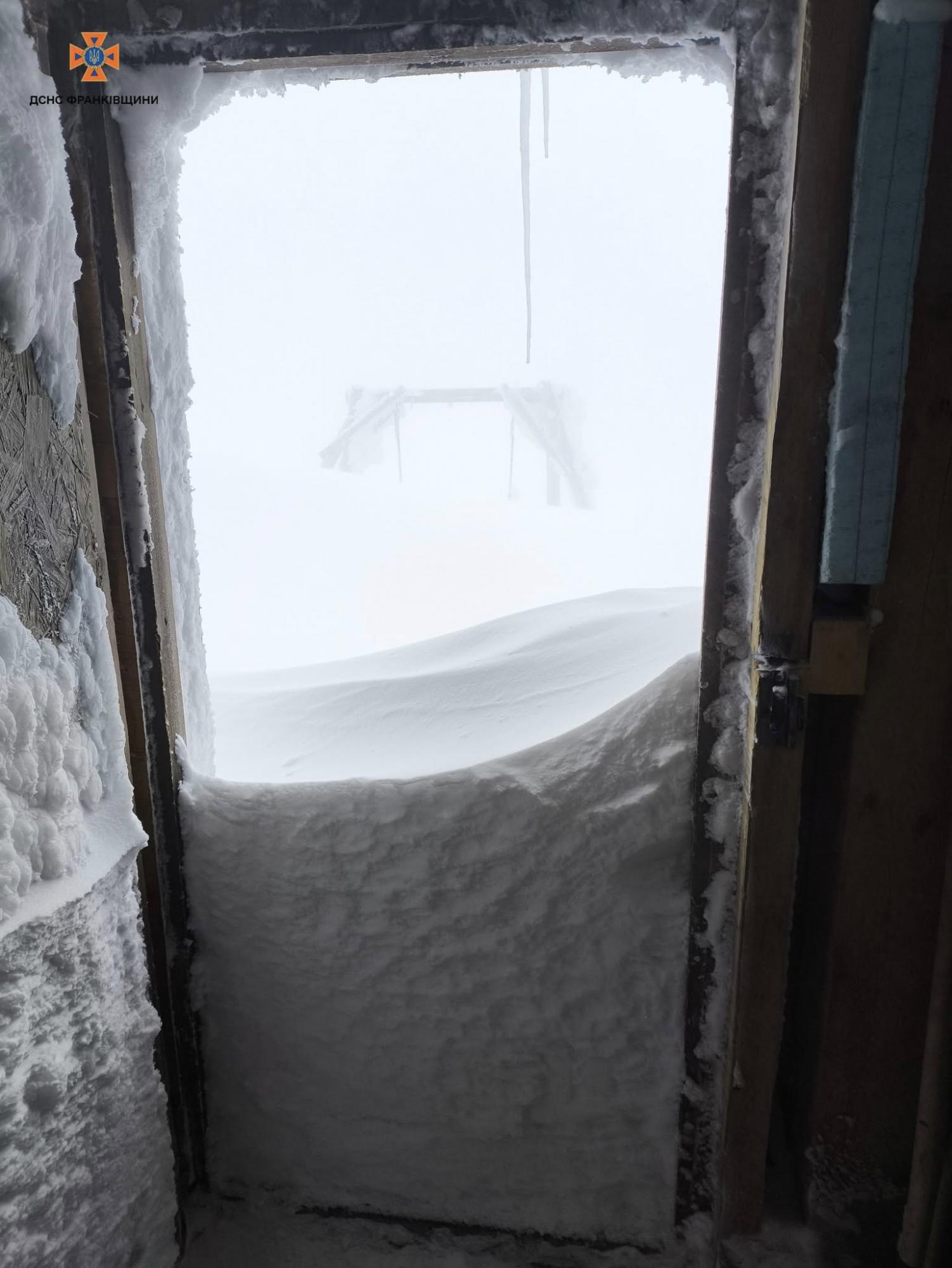 Погода здивувала: Карпати засипало снігом майже по пояс