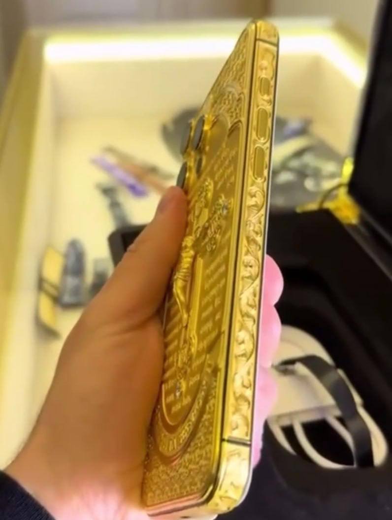 Украинцам продают "святой" iPhone за 8 миллионов гривен: как он выглядит