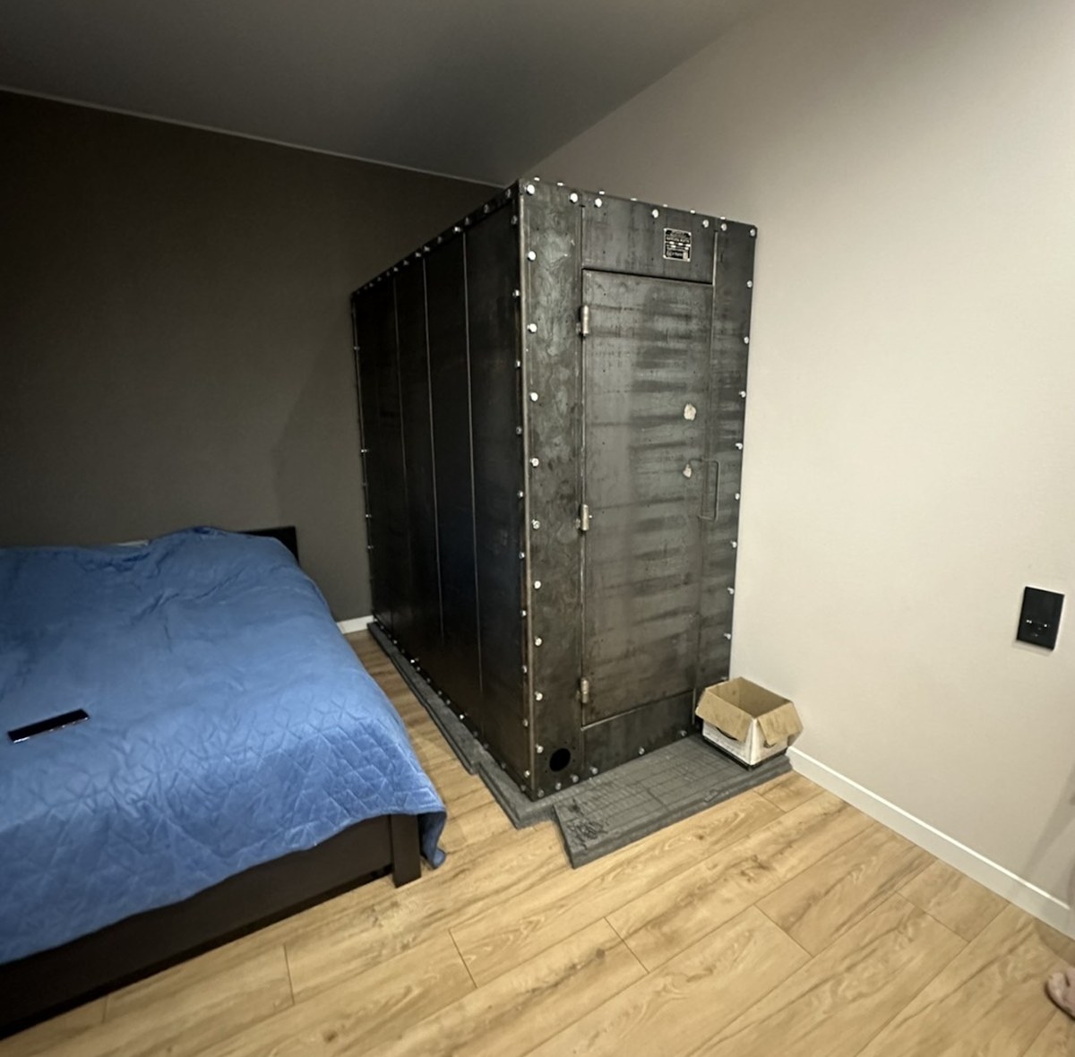 Українець створив "Капсулу життя" для захисту від ракетних обстрілів (фото і відео)