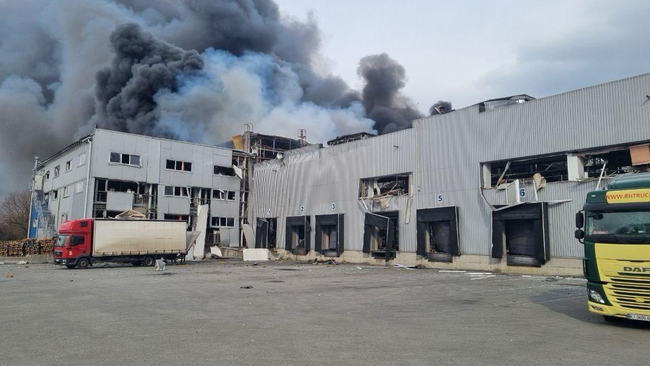 Прилет по складам компании "Биосфера", есть погибший: главное об ударе по Днепру