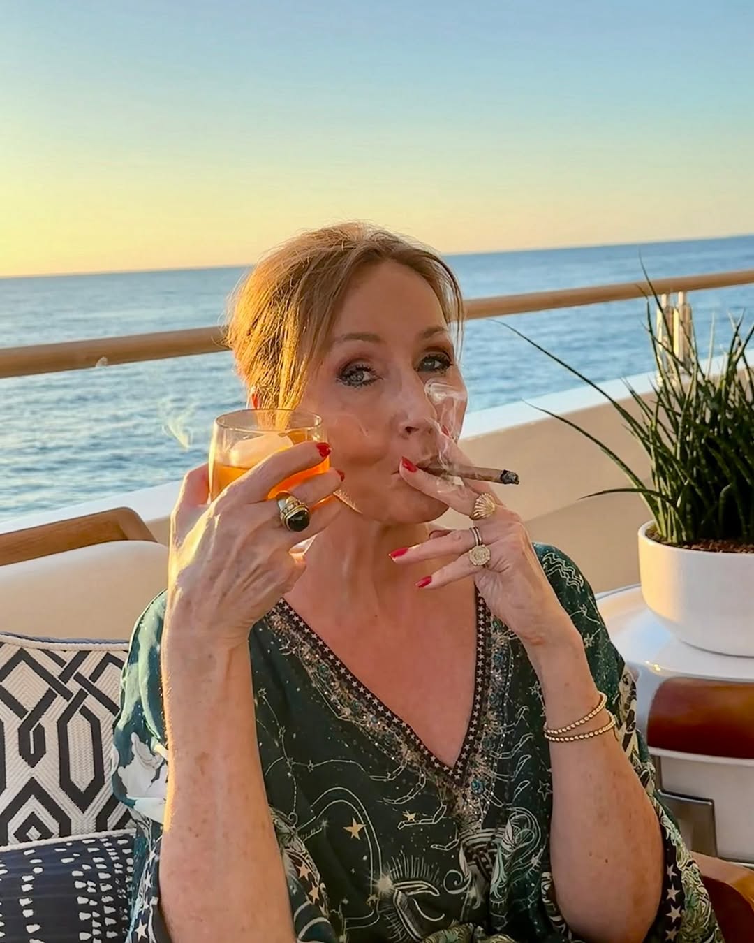 "Жахлива поведінка невдахи": Педро Паскаль визвірився на Джоан Роулінг