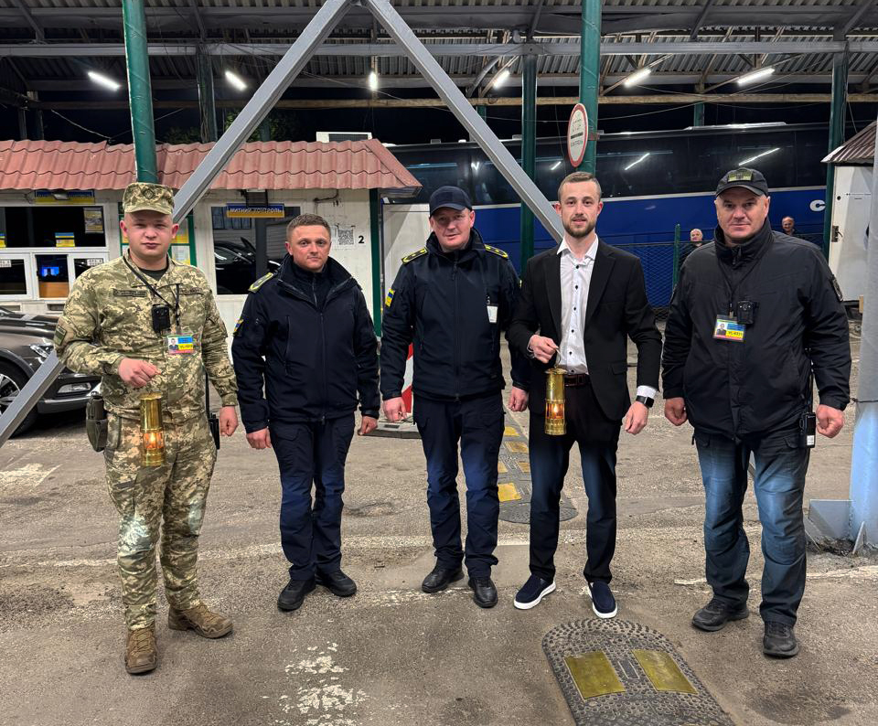 Благодатний вогонь прибув в Україну: святиня прямує з Волині до Києва