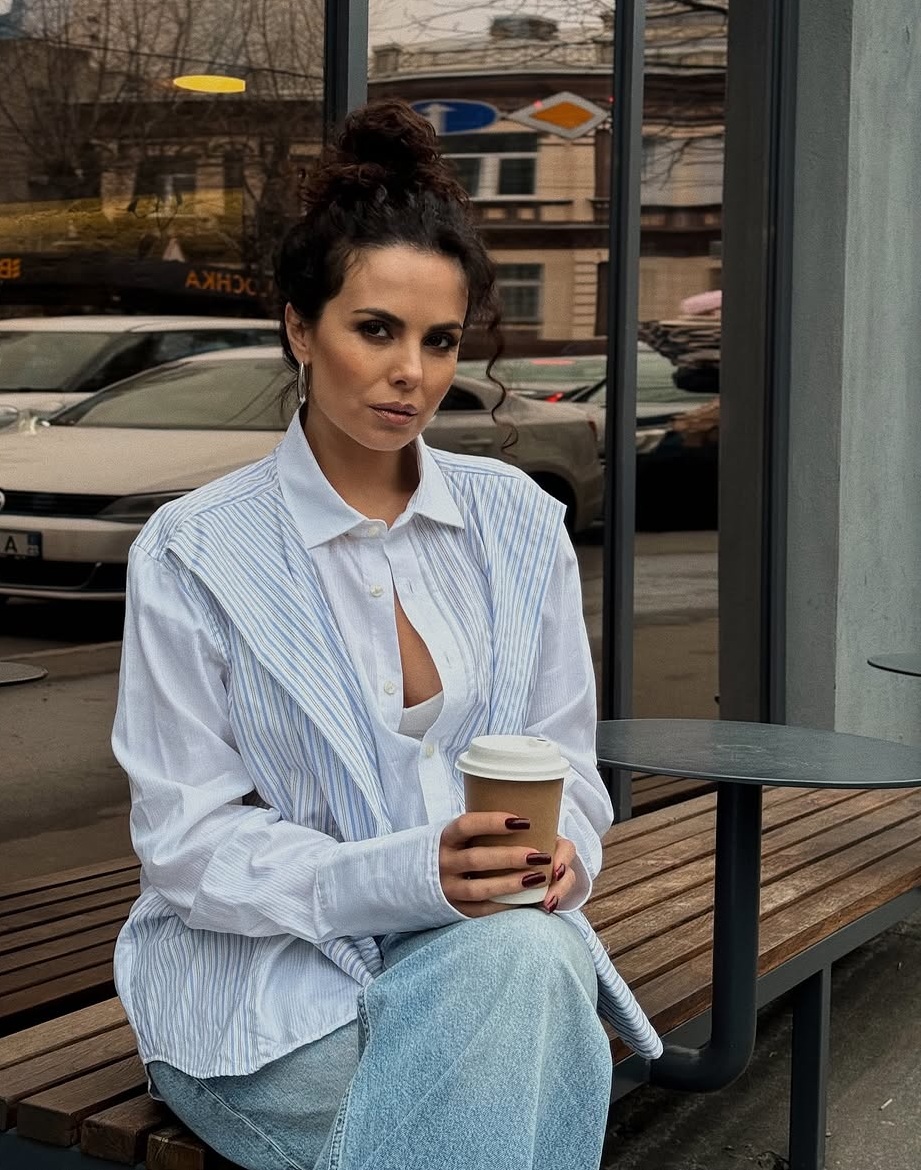 Настя Каменських показалася у трендових джинсах: що носити цієї весни (фото)