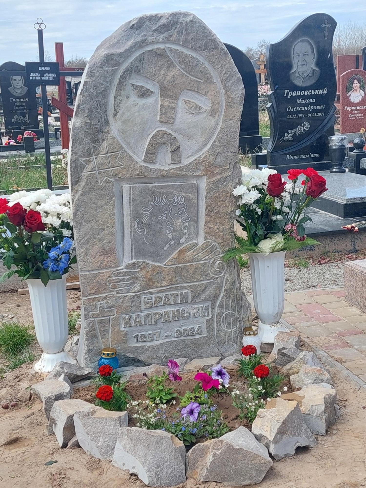 Как выглядит могила Дмитрия Капранова: памятник сделал его брат-близнец (фото)