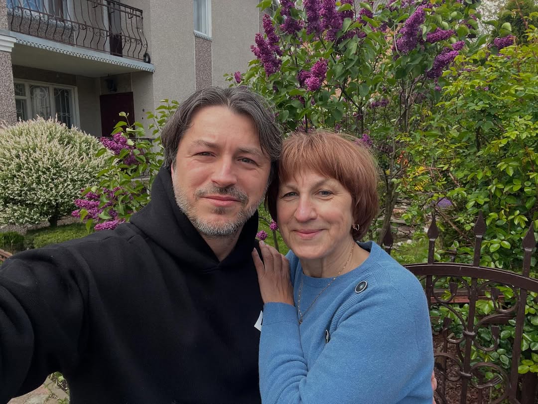 Як дві краплі води: Притула зачарував рідкісним фото з мамою