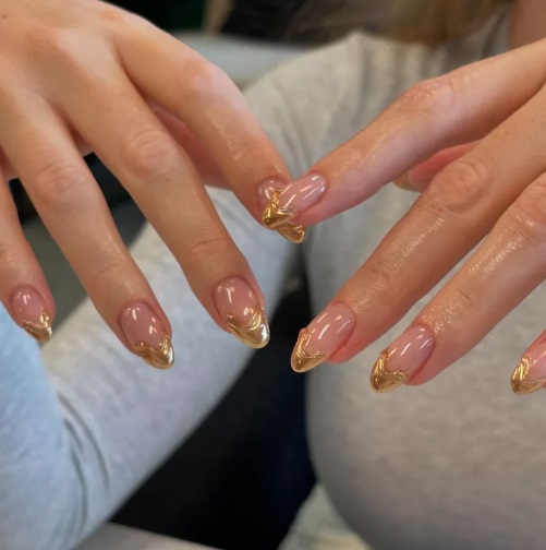 Який вигляд мають нігті хром: 8 ідей популярного "френча" з металевими кінчиками