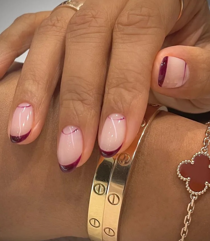 Ніжний "френч" зі святковими елементами: ідеї манікюру до Нового року 2025