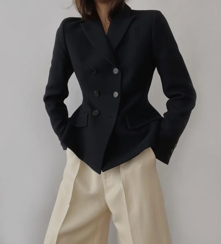 Які кольори поєднувати з чорним, щоб створити елегантний та дорогий образ