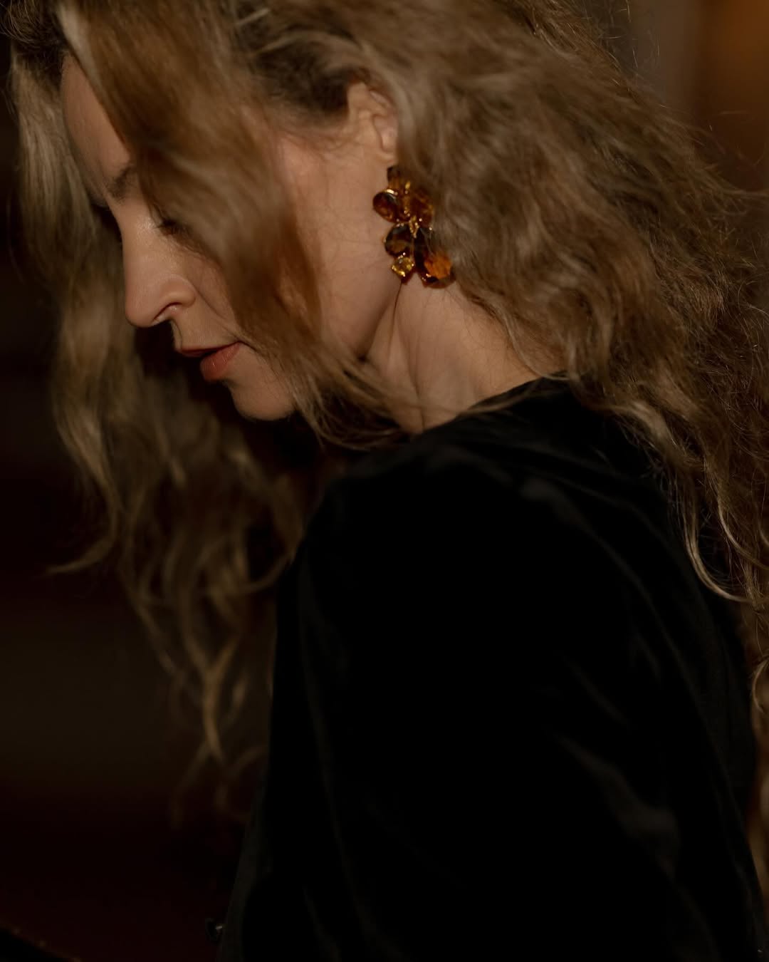 Total black: фешн-блогер показала елегантний образ на Новий рік, який зможе повторити кожна