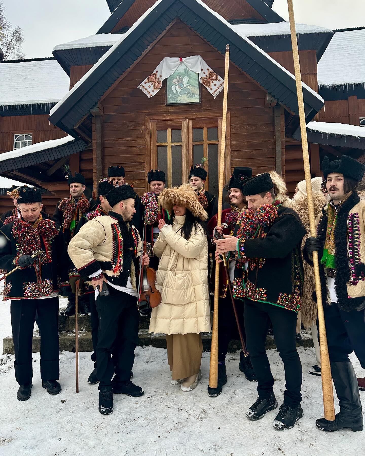 Длинный пуховик и теплая панама: Джамала показала трендовый образ на зиму 2025