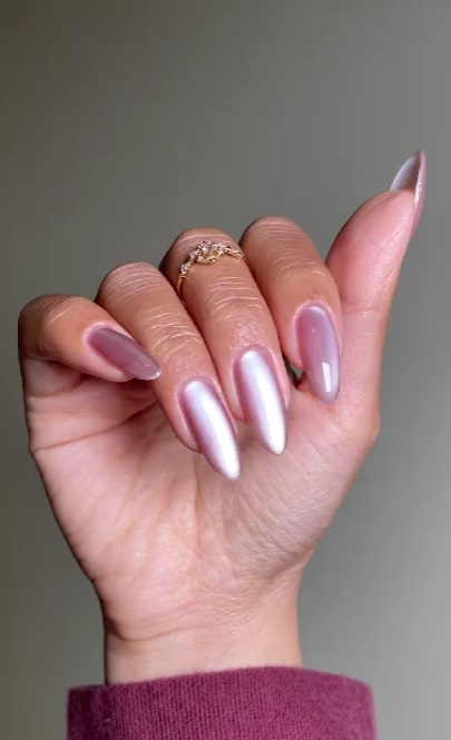 Маникюр "бархатное стекло" становится трендом: 11 модных идей на зиму 2025