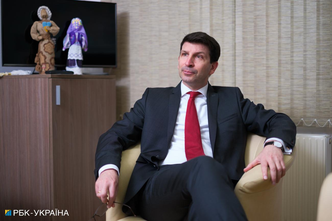 Посол Австрії Арад Бенкьо: Мирні переговори не повинні відбуватися за спиною України